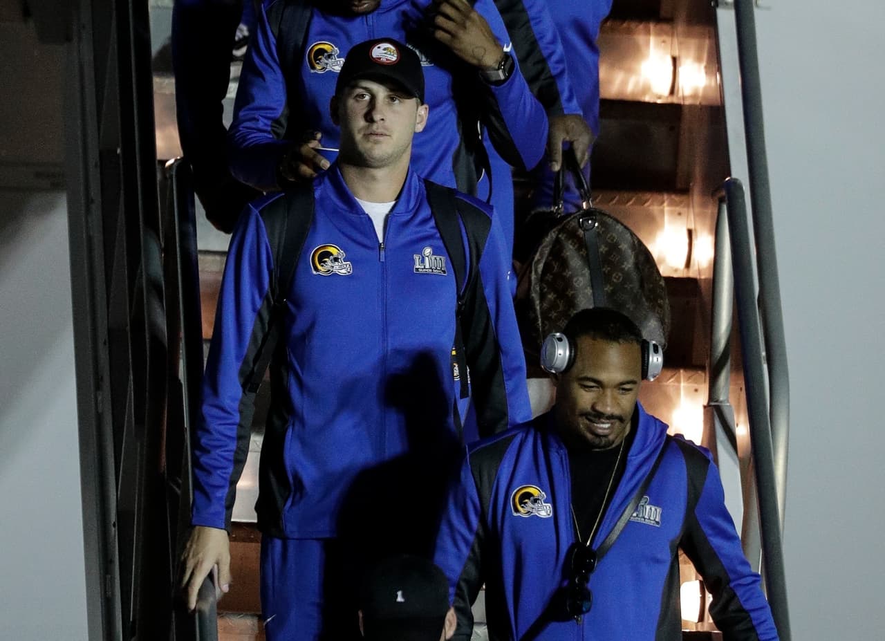 Jared Goff, quarterback de los Rams, arribando a la sede del Super Bowl, su primera presencia para el joven pasador en estas lides.