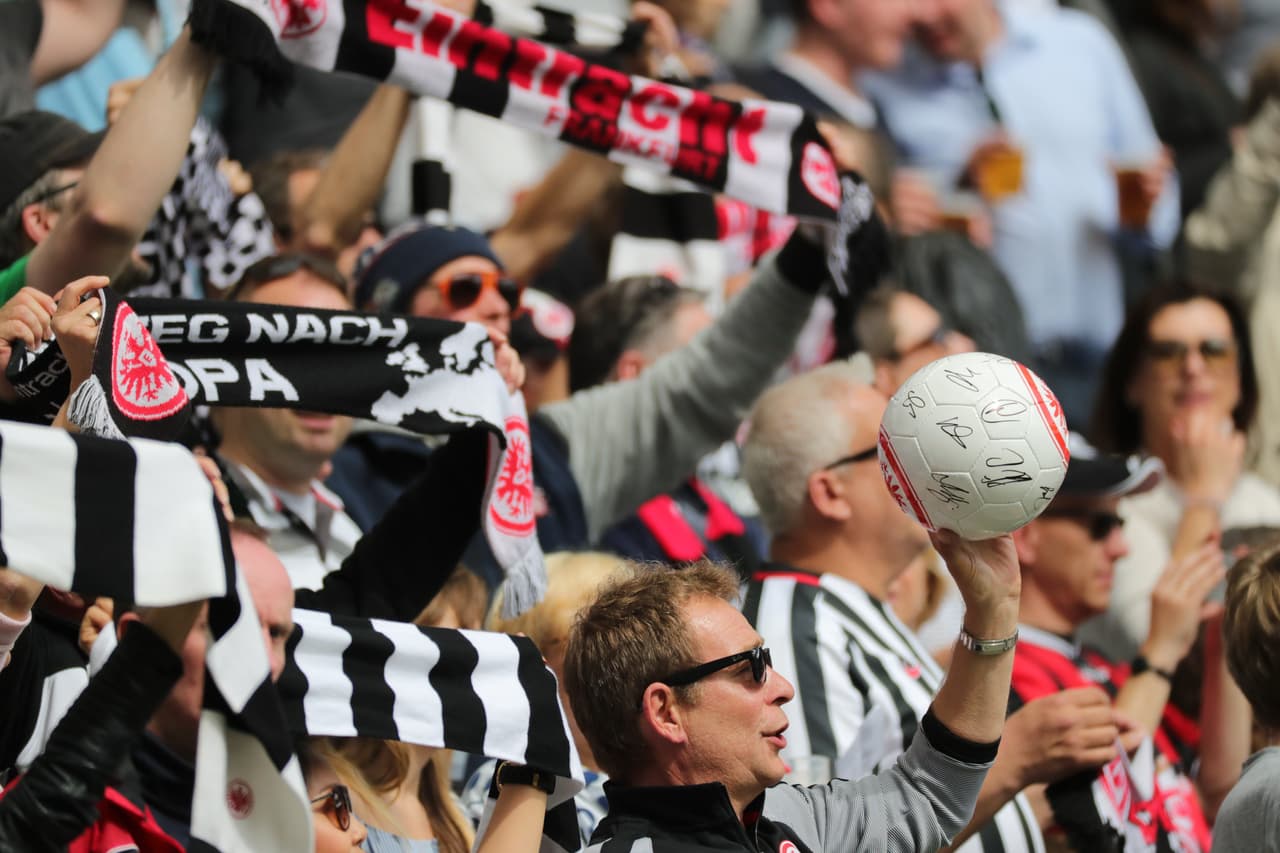 La afición del Frankfurt acompañó a su equipo en una tarde qie podría ser vital para sus aspiraciones de cara a las competiciones europeas a falta de 2 jornadas para el final de la Bundesliga 16/17.