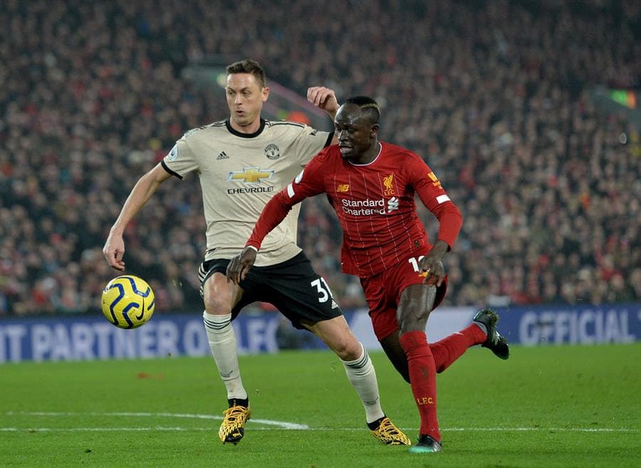 Liverpool se lleva el derbi de Inglaterra con goles de Virgil Van Dijk (14') y Mohamed Salah (93') ante el Manchester United. Liverpool sigue invicto y ya suma 39 partidos sin una derrota.