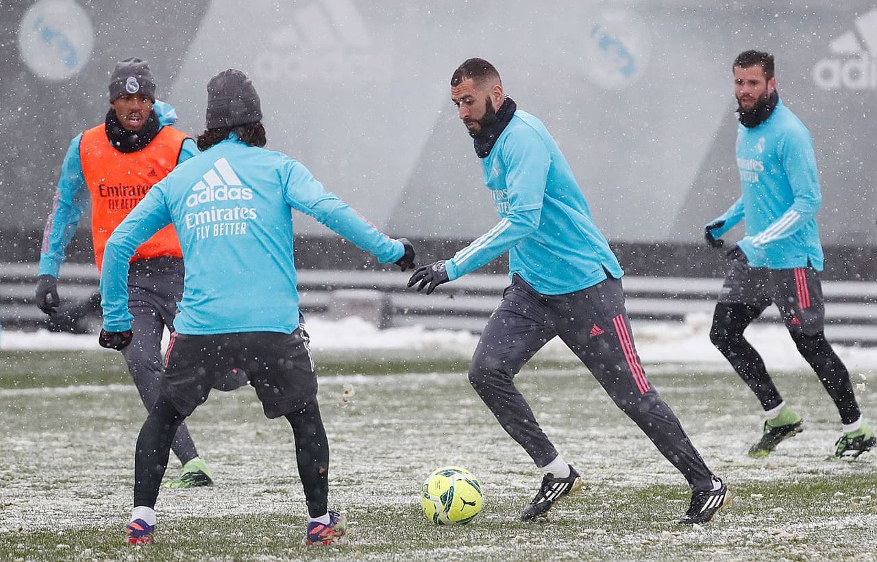 El Real Madrid preparó su próximo duelo contra Osasuna entrenando en la Ciudad Real Madrid bajo una tremenda nevada.