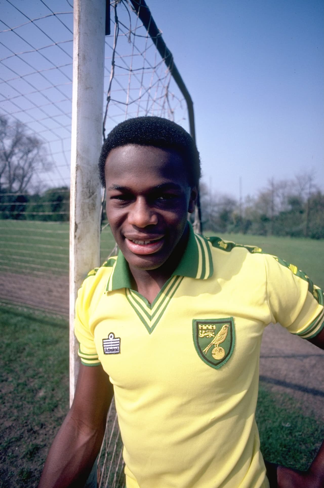El inglés Justin Fashanu fue el primero en declarar su homosexualidad jugando para el West Ham en 1990.