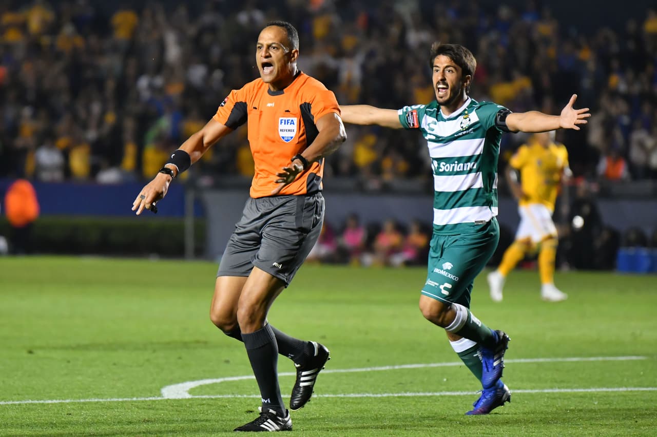 El portero y toda la defensa de Santos de inmediato salieron despedidos a reclamar vigorosamente al árbitro central pero este desoyó los reclamos y no había nada más qué argumentar y Tigres ganaba pronto 1-0.