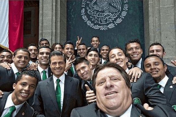 Antes de partir hacia Brasil para el Mundial del 2014, el Tri dejó dos selfies para el recuerdo. Una en el Azteca y otra con Peña Nieto. No es por nada 'Piojo', pero no te favorce ese ángulo.