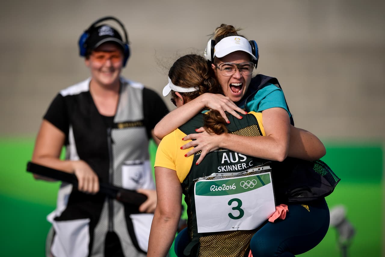 Catalina Skinner (Australia) es felicitada por su compatriota Laetisha Scanlan cuando obtuvo la medalla de oro en la competencia de tiro deportivo.
<br>