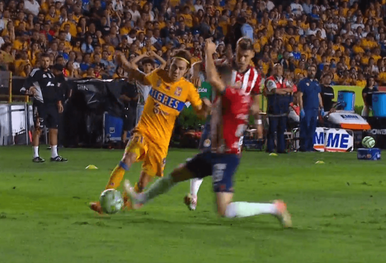 Córdova explota contra el arbitraje: “Increíble que no revisen el VAR”