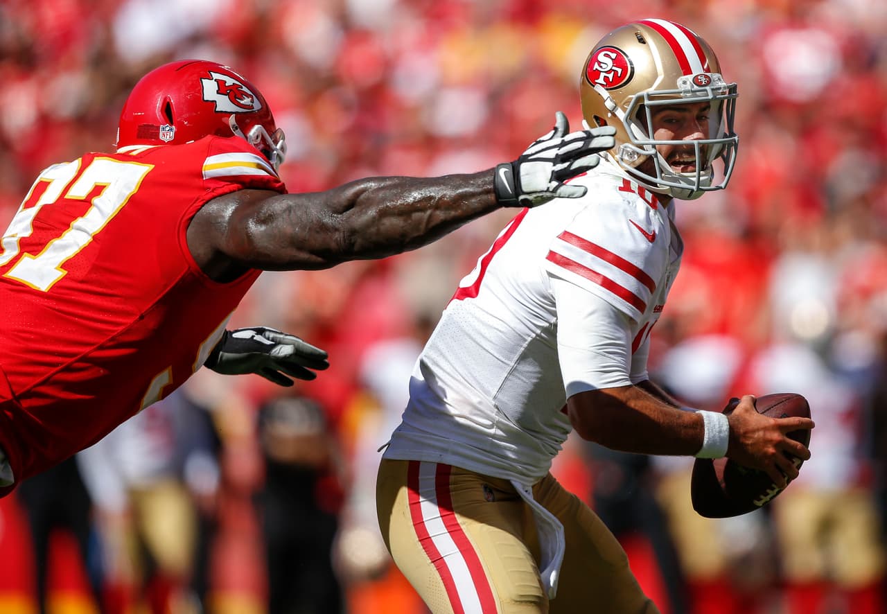 El QB se escapó de una captura de Allen Bailey, rotó hacia la izquierda y en lugar de abandonar el campo con yardas de ganancia, decidió ganar más terreno.