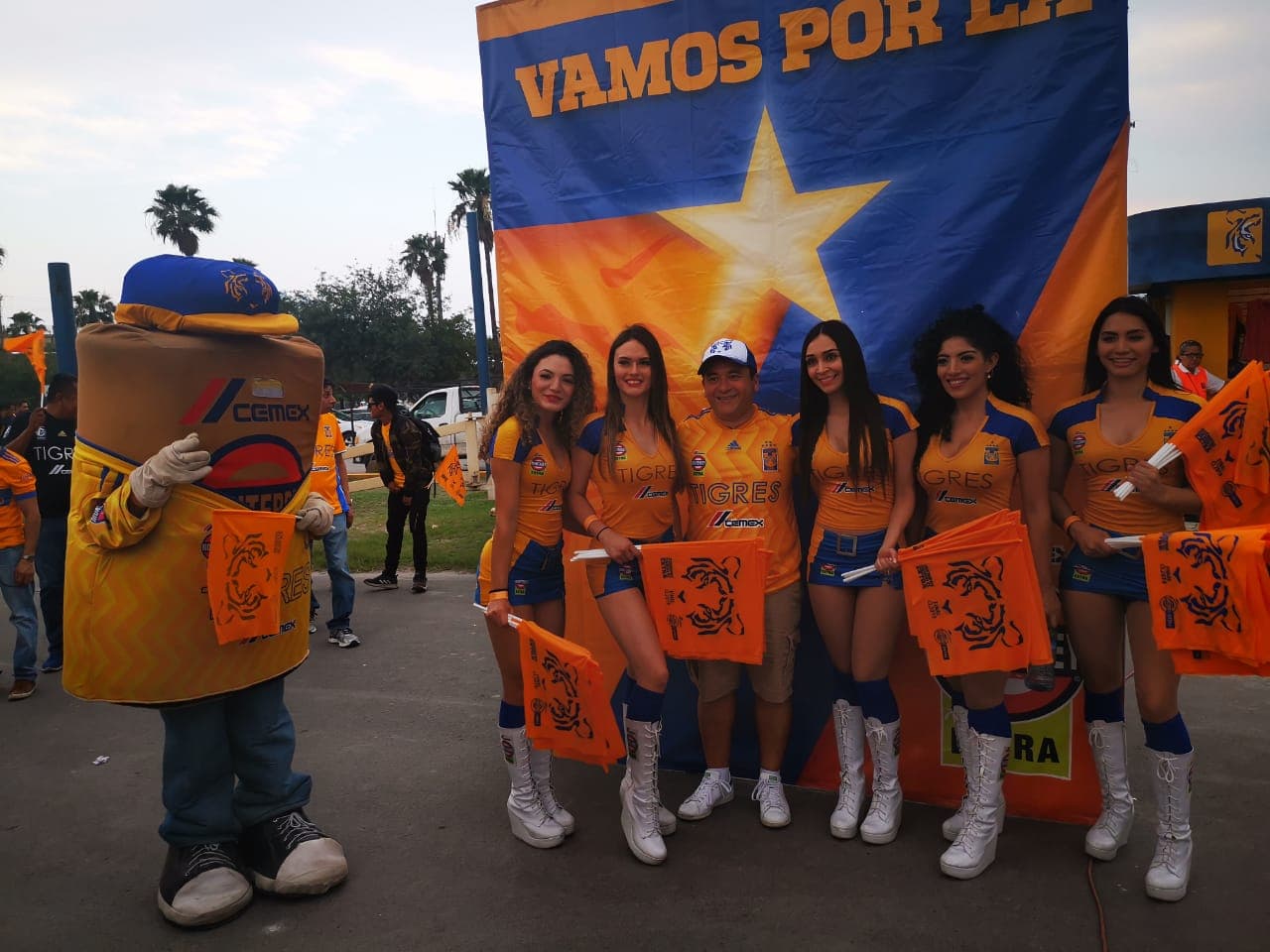Aficionados de Tigres, mayoritariamente, y del León, tomaron por 'asalto' las inmediaciones del Estadio Universitario para atestiguar el juego de Ida de la Final del Clausura 2019 de la Liga MX en Monterrey. Se esmeraron y le pusieron un fantástico ambiente.