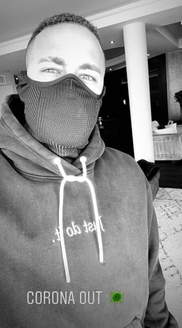 El astro brasileño, Neymar, invita a tomar precauciones en sus redes sociales ante la pandemia.