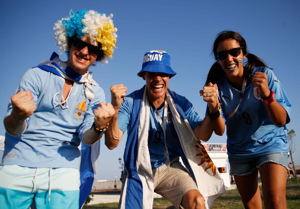 Los seguidores llegaron al Fisht Stadium en Sochi para disfrutar y mostrar su alegría en el partido entre Uruguay y Portugal, el segundo de las llaves de octavos de final del Mundial de Rusia 2018.