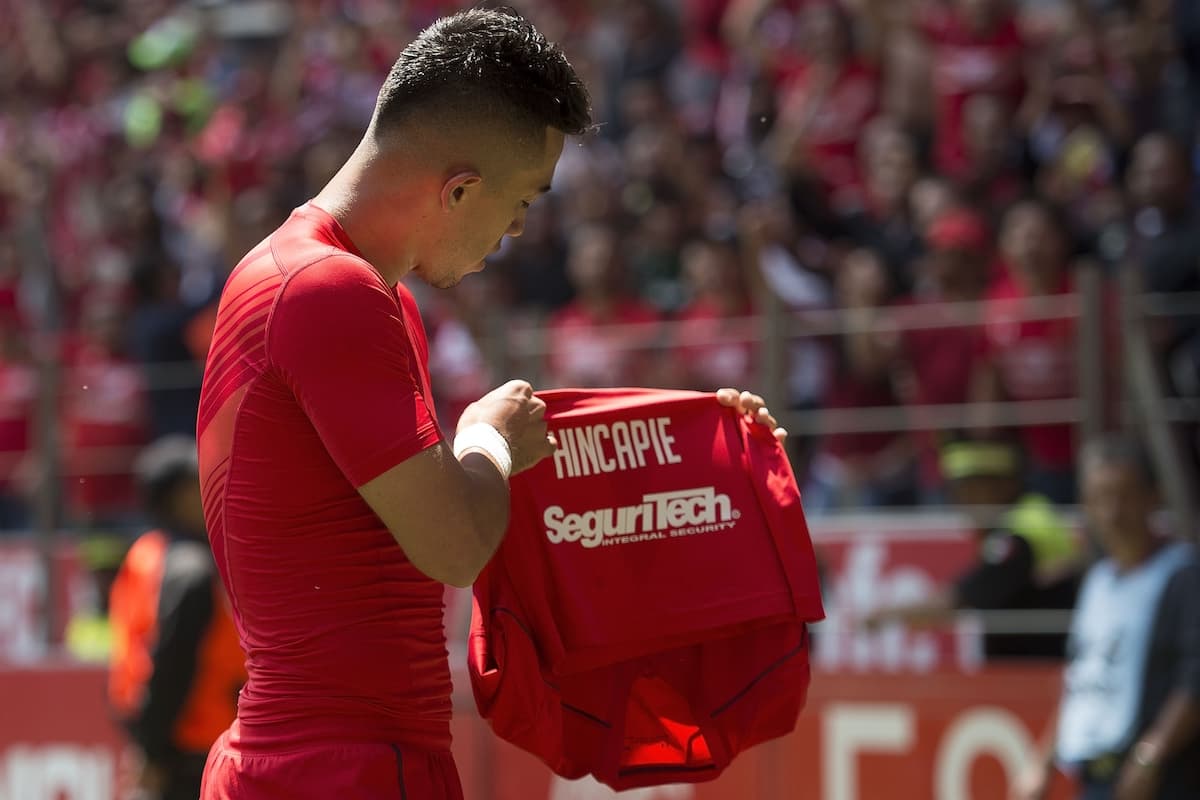 Celebración con dedicatoria especial a su mamá. Los jugadores de los Diablos salieron al campo con los apellidos maternos en honor a ellas.