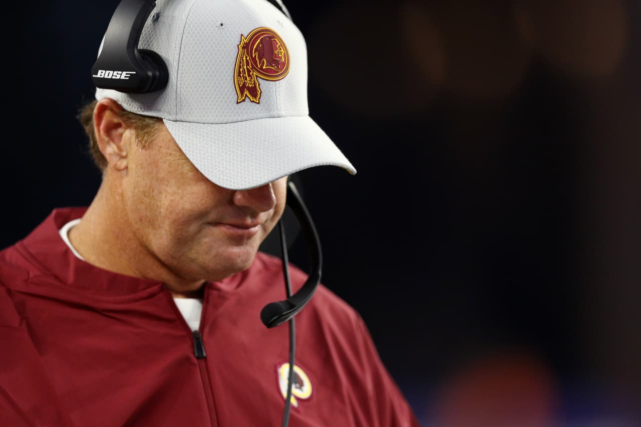 El equipo de Gruden terminó con récords ganadores un par de veces, un 9-7 en 2015, un 8-7-1 en 2016 y llevó a los Redskins a un juego de playoffs.