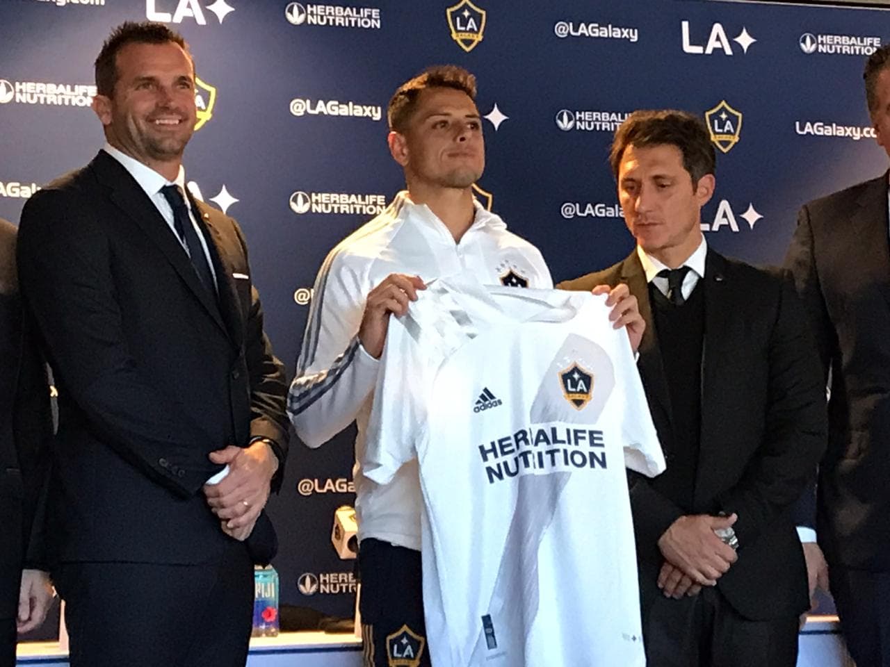 Chicharito es presentado como jugador del LA Galaxy