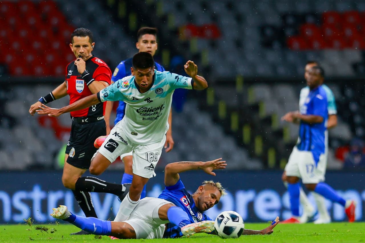 Mazatlán impuso su futbol para llevarse los tres puntos de casa de Cruz Azul que inició mal su reinado.