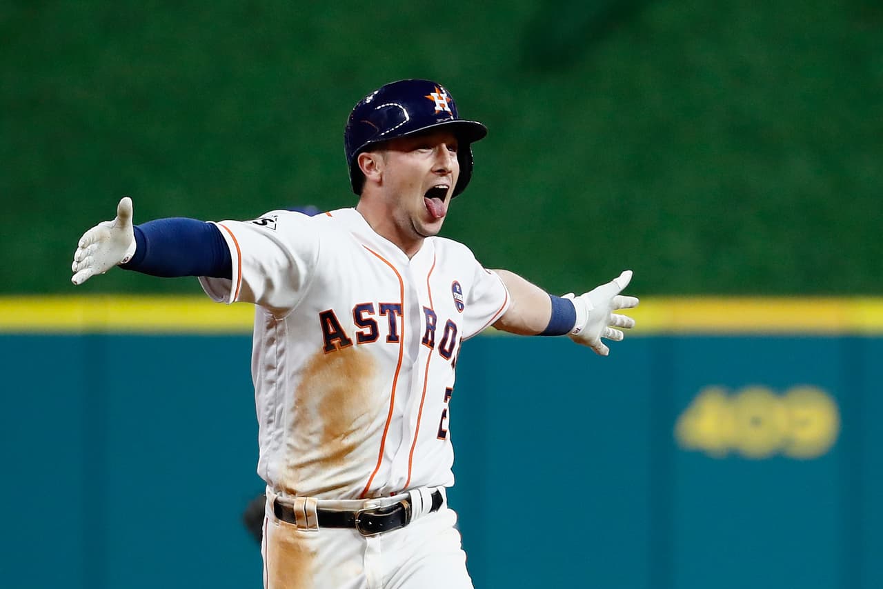 En un partido para la historia, los Houston Astros vencieron 13-2 a Los Angeles Dodgers para tomar ventaja de 3 juegos contra 2 en la Serie Mundial.