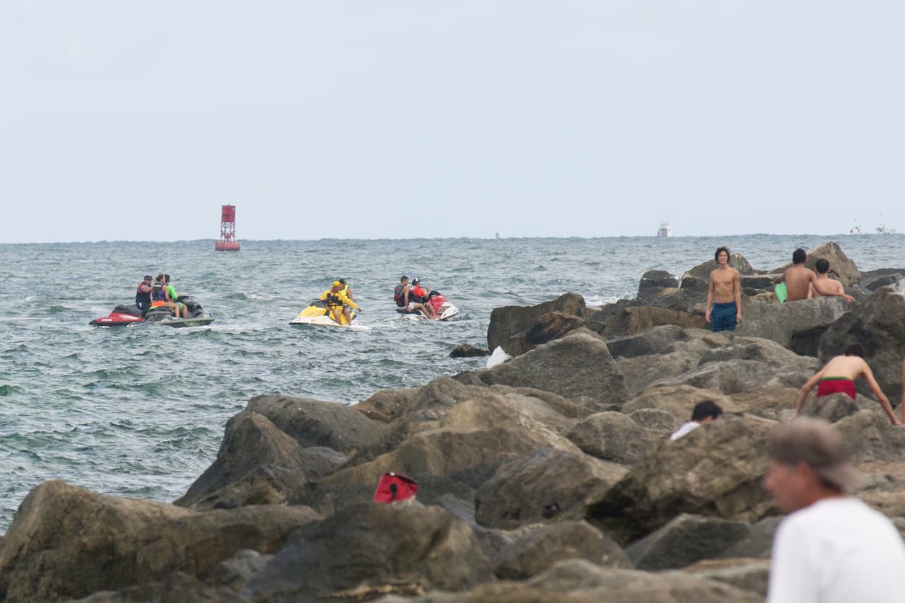 Cuiriosos se acercan en motos de agua al lugar del accidente donde falleció el pelotero, en South Pointe, Miami Beach, la tarde del domingo.
