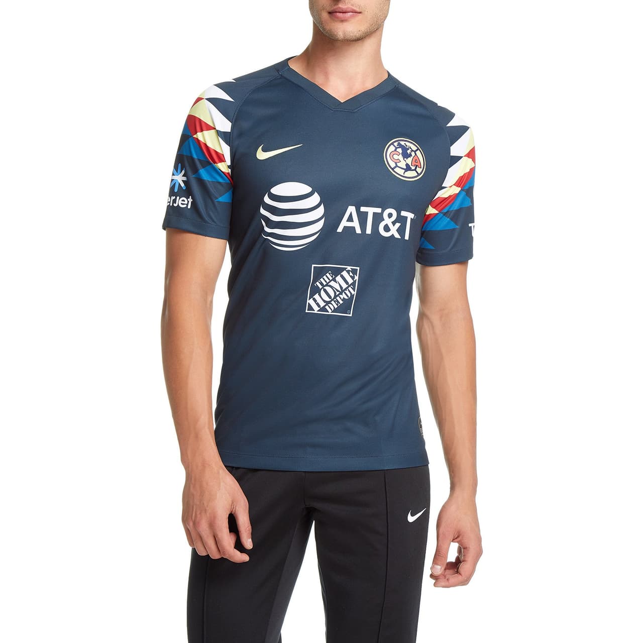 Después de varios rumores y filtraciones, por fin se dio a conocer la primera de las playeras del América para la próxima temporada. Como en el antepasado curso, los patrones de plumas de Águila vuelven en este jersey de visitante con los colores característicos del club.