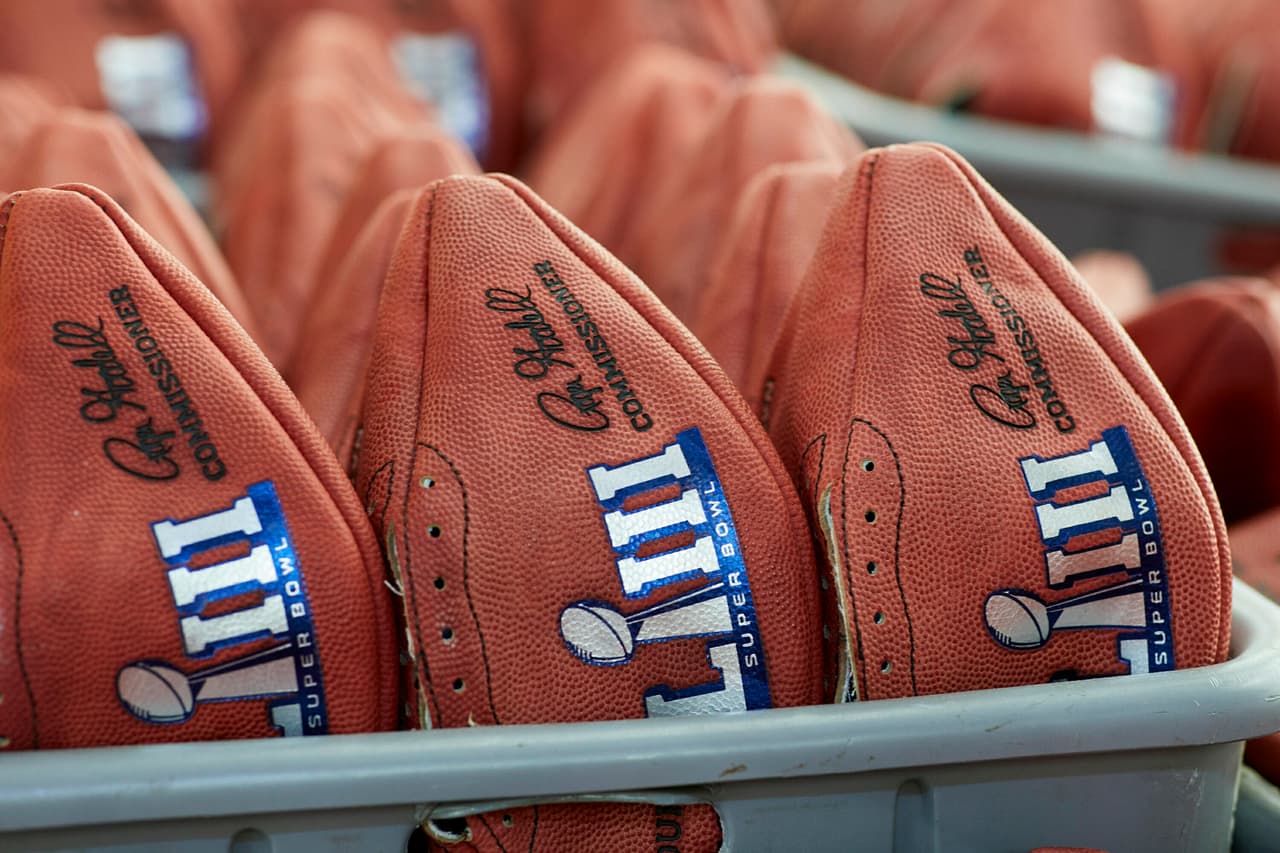 "Te enorgulleces de lo que haces. Cada quien aquí hace eso, sentir orgullo por su trabajo", dijo Donna Conley, quien es la encargada de atar los balones o lazarlos.