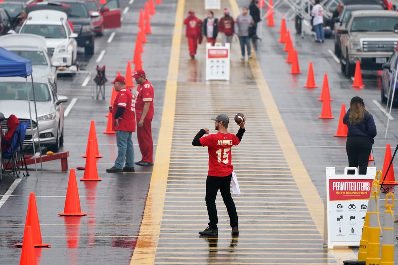 Con pocos aficionados dentro y fuera del estadio, ArrowHead está listo para albergar el primer partido de la temporada 2020.