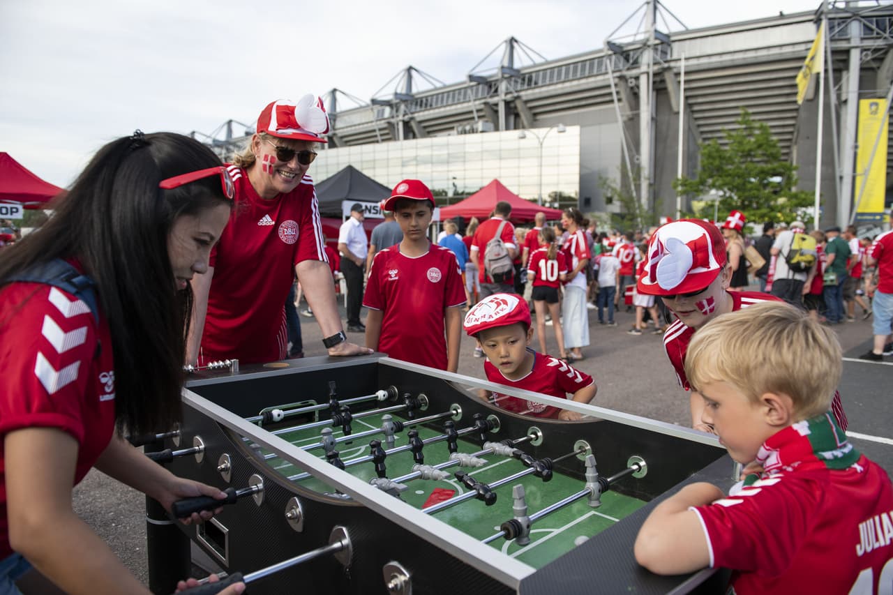 Las aficiones de México y Dinamarca conviven en Copenague previo al último ensayo de ambas selecciones antes de sus debuts en la Copa del Mundo Rusia 2018.