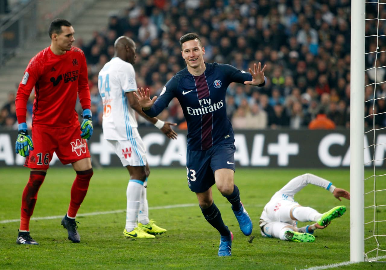 En el 2016 firmó contrato con el Paris Saint-Germain, que pagó 40 millones de euros por su ficha al Woflsburgo.