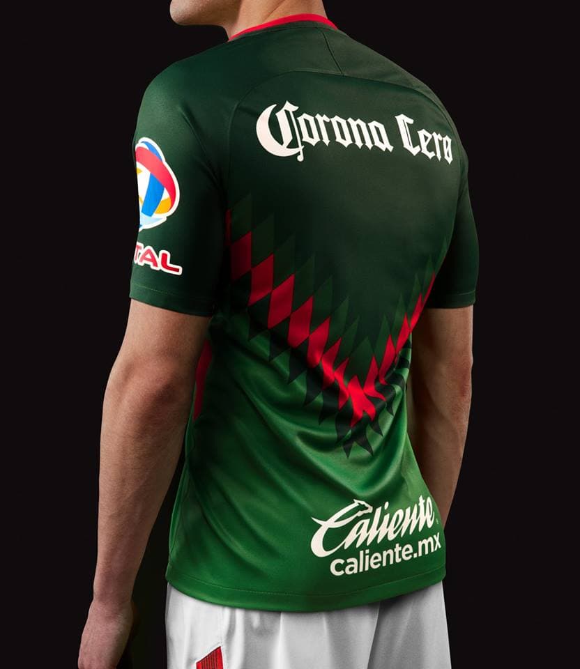 Sin embargo, no es la primera vez que los Águilas tienen playeras polémicas que han causado molestia entre sus seguidores. Acá te mostramos la lista: