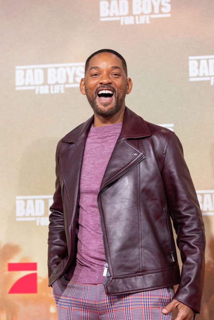 Tanto es así que acaban echándolo, junto a su hijo de cinco años, de su piso de San Francisco, y ambos no tienen ningún lugar al que ir. Cuando Gardner consigue hacer unas prácticas en una prestigiosa correduría de bolsa, los dos protagonistas tendrán que afrontar muchas adversidades para hacer realidad su sueño de una vida mejor.
<br>