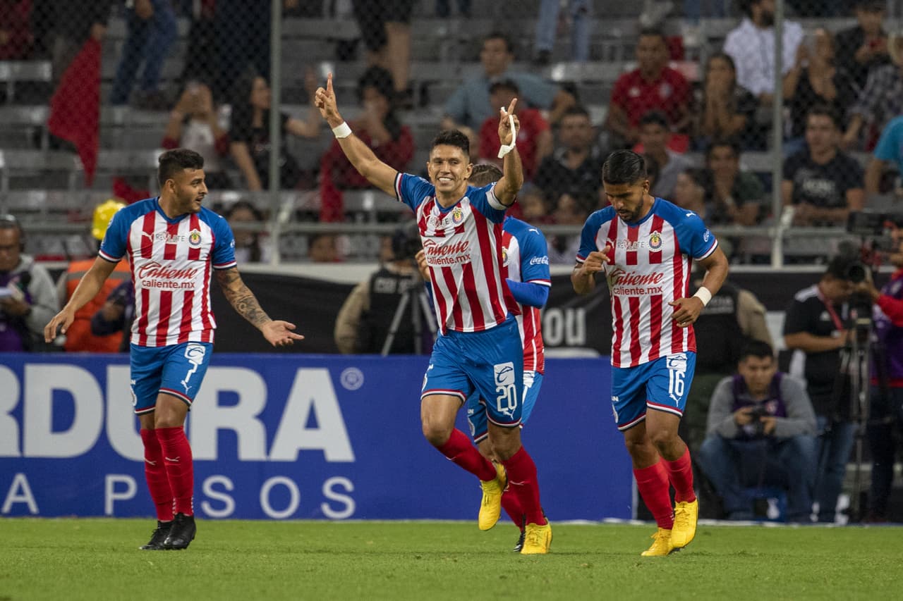 ¡Chivas hila su tercera victoria tras derrotar 0-2 al Atlas en el Clásico Tapatío!