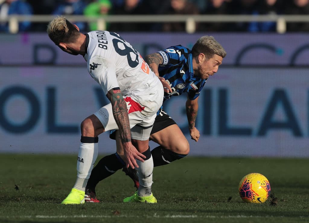 El 'Papu' Gómez pasa de largo sobre Behrami, que termina con la espalda rota.