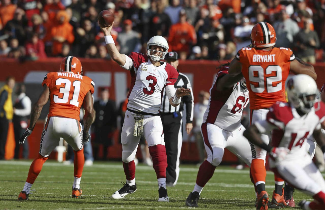 5. CARSON PALMER - Si bien sus números resultaron espectaculares, lo mejor que hizo fue levantar a su equipo al medio tiempo cuando el marcador estaba en contra 20-10 ante los Cleveland Browns. Acabo con 23 completos de 38 intentos para 374 yardas con 4 de touchdown, 3 de ellos en la segunda mitad para ganar.