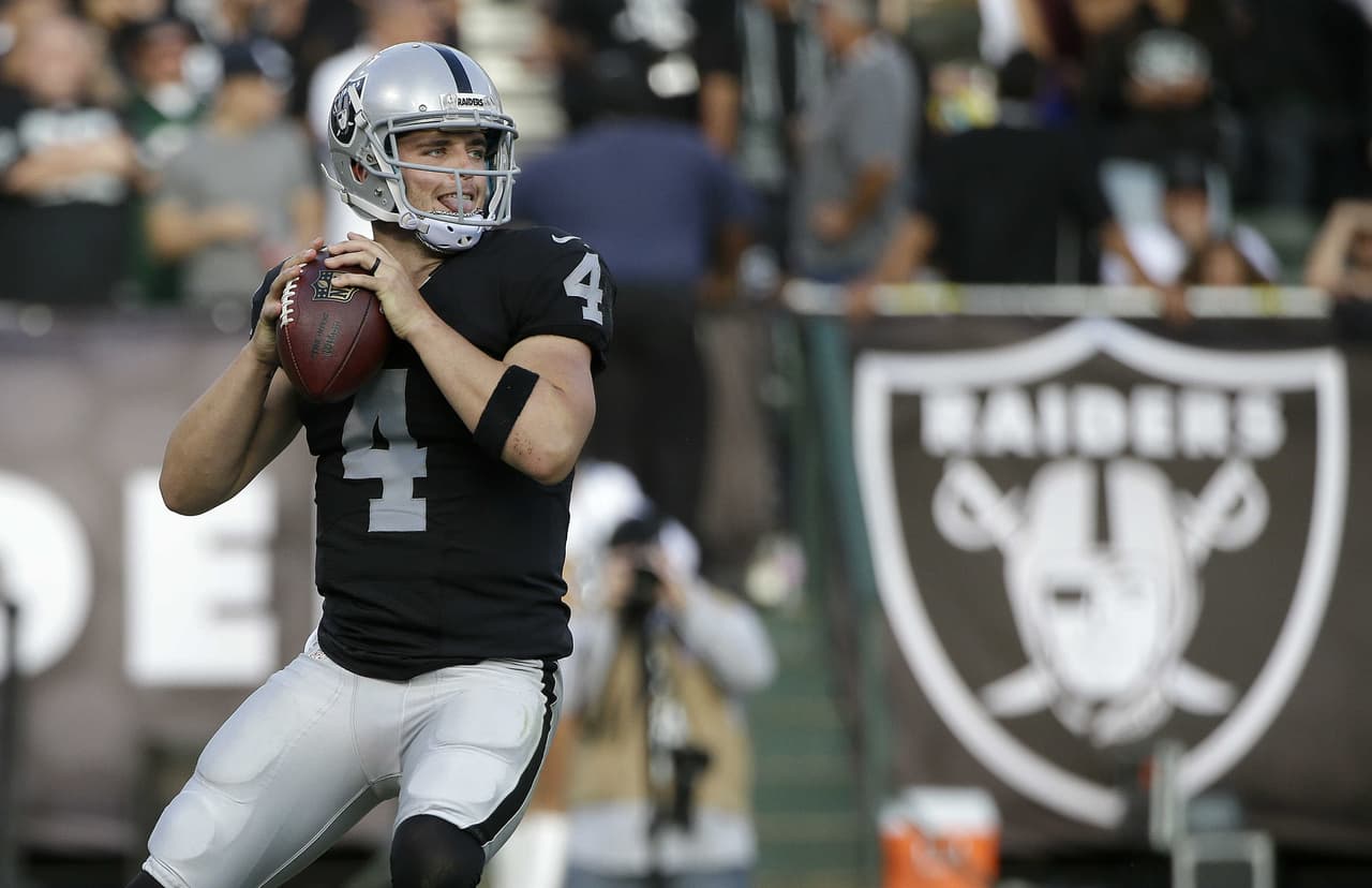 4. DEREK CARR - Enfrentó a una de las mejores defensivas de la NFL, los New York Jets, sin embargo mostró que lleva una línea de ascenso al completar 23 de 36 para 333 yardas con 4 pases de touchdowns. Contra los Jets fueron 3 los receptores que atraparon pase de anotación: Michael Crabtree, Taiwan Jones y Andre Holmes.