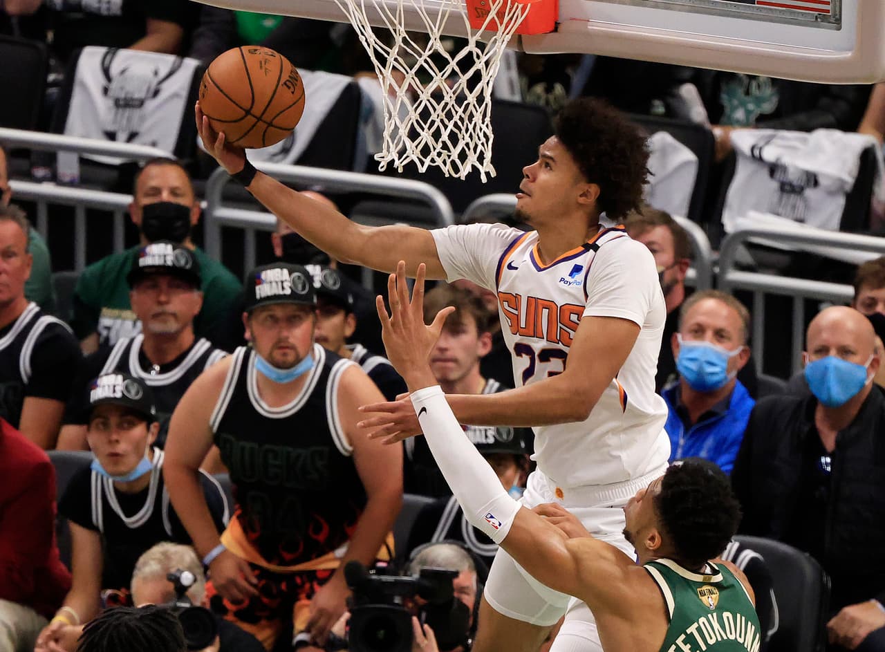 Giannis Antetokounmpo estuvo en plan grande y guió a los Bucks a vencer a Phoenix y anotarse su primer triunfo en las Finales.