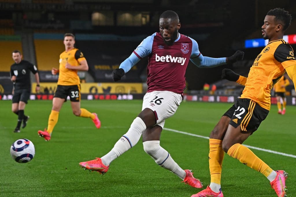 West Ham se impone al Wolverhampton 3-2 cerrando así la fecha 30 de la Premier League. Los Wolves estuvieron cerca de igualar el marcador, pero los goles de Leander Dendonker y Fabio Silva no fueron suficientes ante las anotaciones de Jesse Lingard, Pablo Fornals y Jarrod Bowen. El mexicano Raúl Jiménez aún sigue en recuperación.