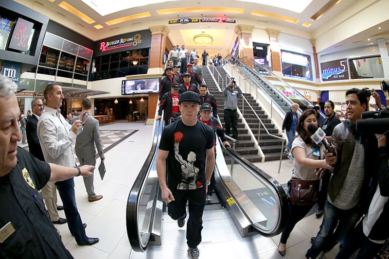 “Canelo”, acompañado de sus entrenadores Eddy y Chepo Reynoso, arribó al inmueble apoyado por decenas de seguidores que lo vitorearon.