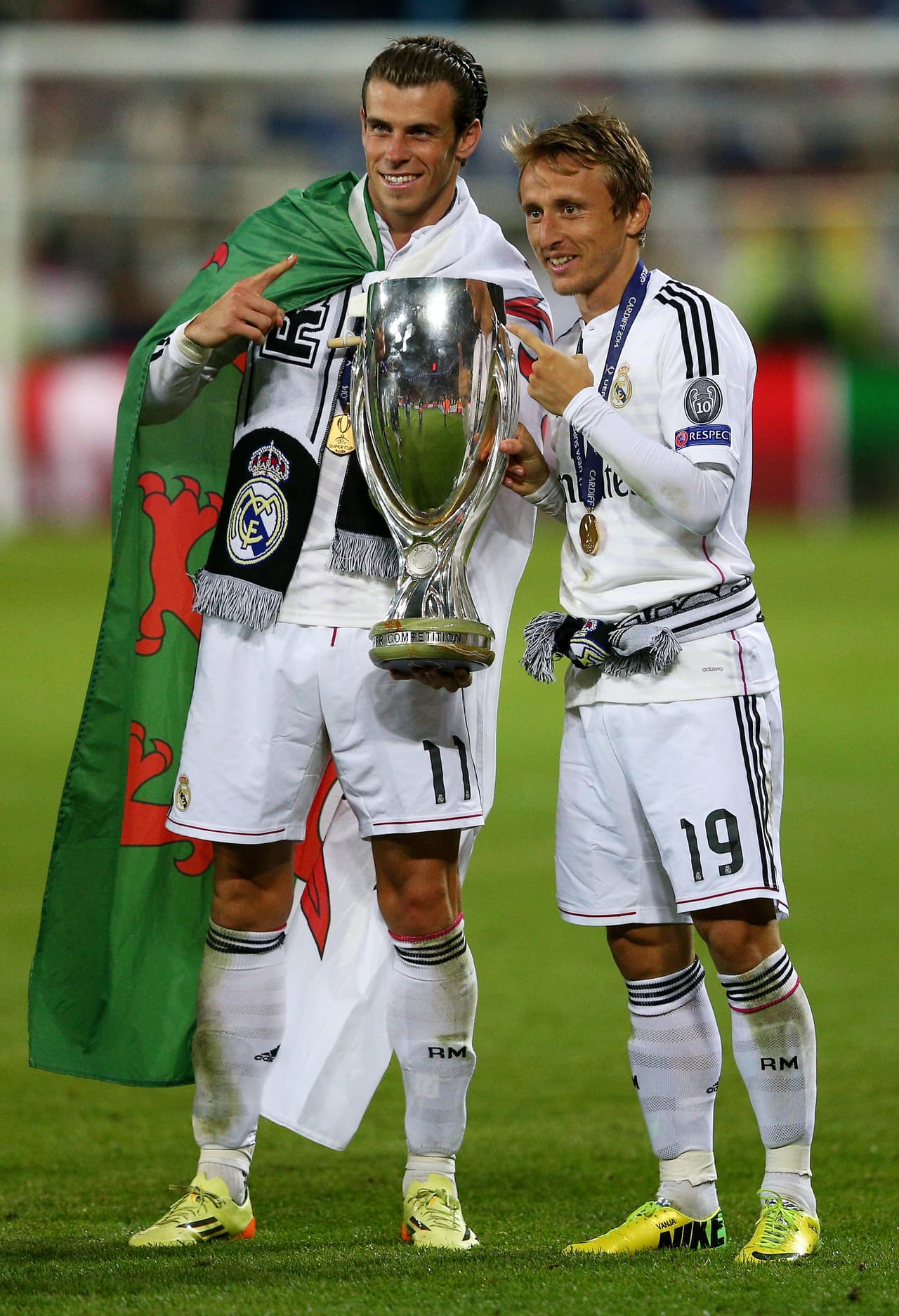 La recolección de trofeos de Modric se hizo mayor a su llegada a Real Madrid, donde coincidió con su excompañero en el Tottenham, el galés Gareth Bale. La Supercopa de España en 2012 fue el primero.