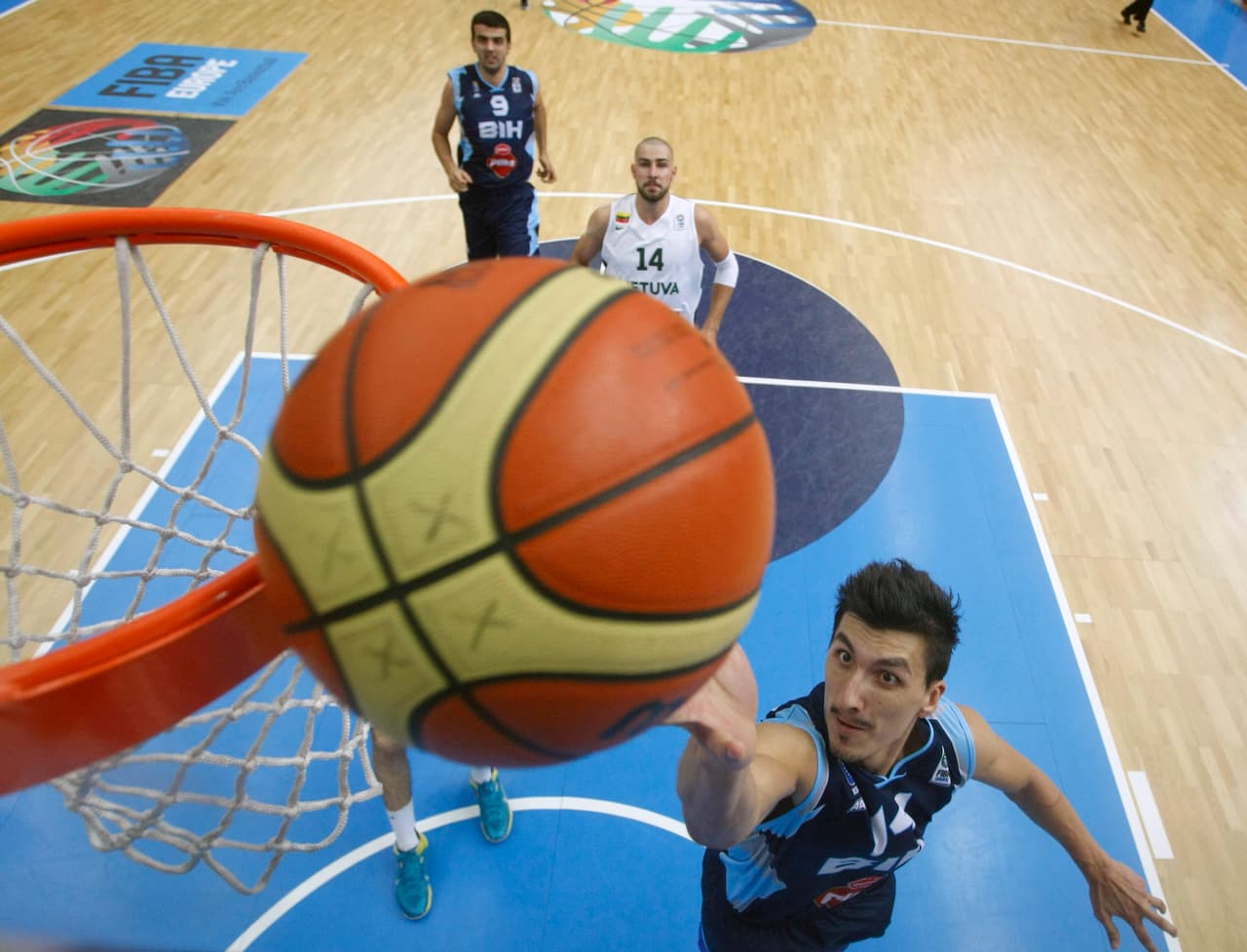 Con su país debutó con apenas 16 años y es uno de los mejores de su selección, aunque no ha podido llegar a la Eurobasket.