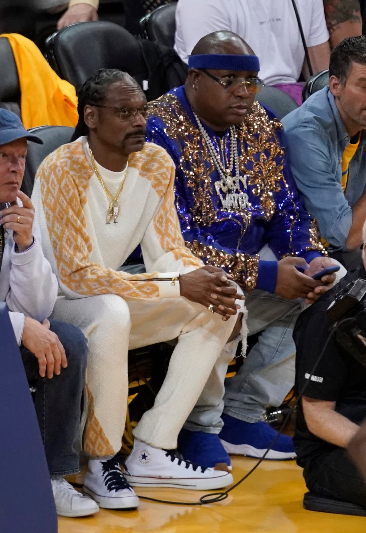 Los raperos Snoop Dogg (izquierda) y E-40 (derecha) durante el partido.