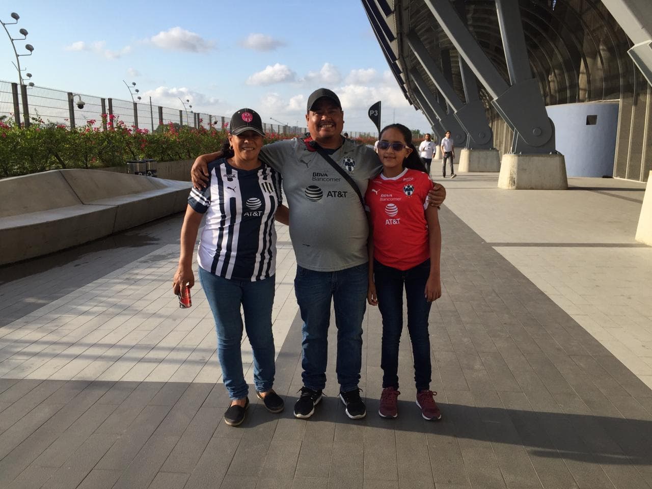 Así se vivió el ambiente dentro y fuera del Estadio BBVA previo al arranque de la Final de la Liga MX en el juego de Vuelta en el que se sabrá si Rayadas o Tigres se coronan en la Liga MX Femenil. Un marco esplendoroso se vivió con dos aficiones muy conectadas.