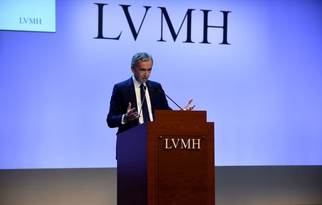 Bernard Arnault actualmente funge como el director y jefe de LVMH un conglomerado con algunas de las marcas más importantes y prestigiosas del mundo.
<br>