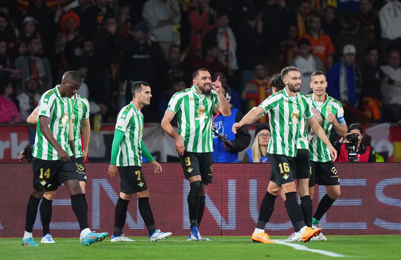 Borja Iglesias celebraba el tanto que le daba la ventaja parcia a su escuadra.