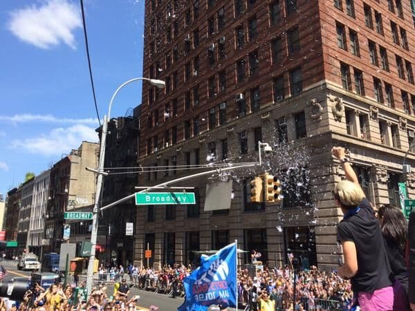 Miles de fans se congregaron alrededor de la avenida Broadway en el bajo Manhattan para saludar a las campeonas del mundo.