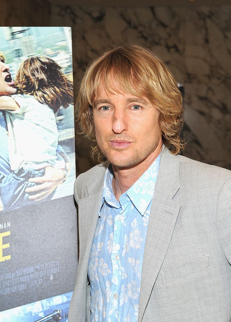 Mientras vaga por las calles soñando con los felices años 20, cae bajo una especie de hechizo que hace que, a medianoche, en algún lugar del barrio Latino, se vea transportado a otro universo donde va a conocer a personajes que jamás imaginaría iba a conocer...
<br>