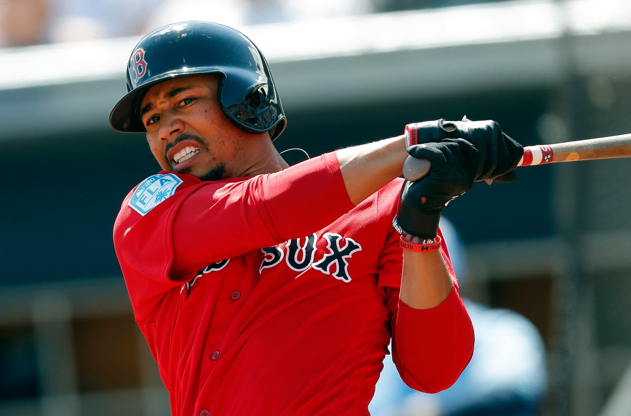 <b>4) Mookie Betts - Boston Red Sox</b>. El jardinero derecho de los Red Sox tiene apenas 26 años y se ha convertido en un bateador casi indomable. En 2018 fue el champion bat de la Liga Americana con un grueso .346 que derivó en que también encabezara el Joven Circuito en anotadas (129). Un jugador espectacular tanto con el guante como con el madero, una de las estrellas más grandes de la Gran Carpa.