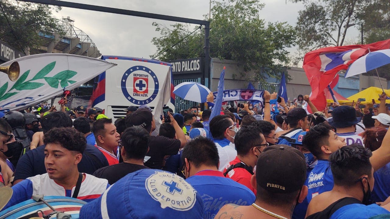Simplemente espectacular... Miles de fans de la Máquina celeste dieron una histórica bienvenida a su equipo en el Azteca. ¡Qué imágenes!