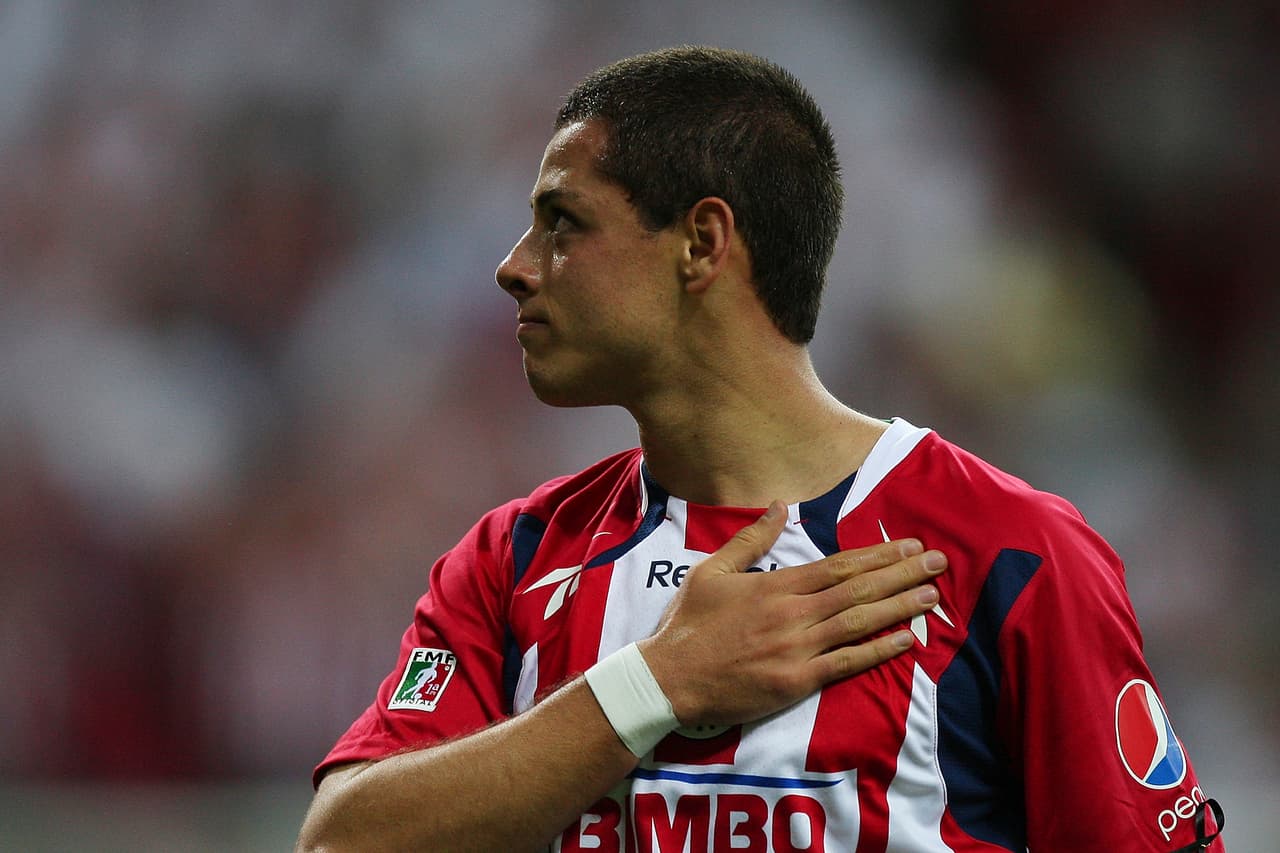 Javier Hernández es apodado 'Chicharito' porque su padre, del mismo nombre, era apodado 'Chicharo'. Aunque el mayor no tuvo un paso muy destacado, del goleador del 'Tri' sí hay una herencia del abuelo materno en su historia por Chivas de Guadalajara. Abuelo y nieto han marcado goles en mundiales.