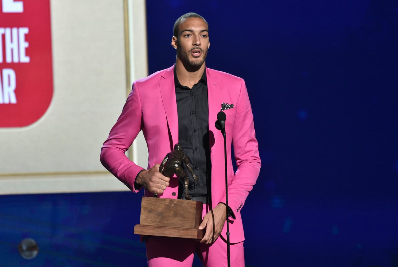 El pívot francés Rudy Gobert logró el de Jugador Defensivo del Año.