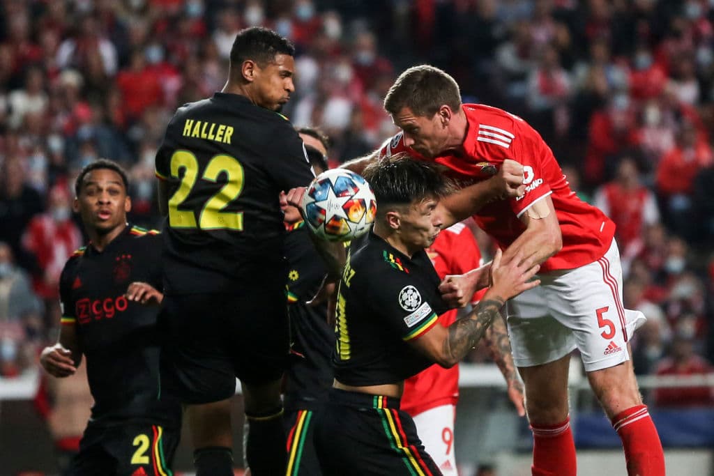 Ajax y Benfica se van con empate tras partidazo en el partido de ida en Octavos de Final en la Champions League. Dusan Tadic y Sebastien Haller anotaron para la escuadra holandesa, mientras que Roman Yaremchuk y también Sebastien Haller sumaron para los locales. Edson Álvarez fue titular durante el encuentro.