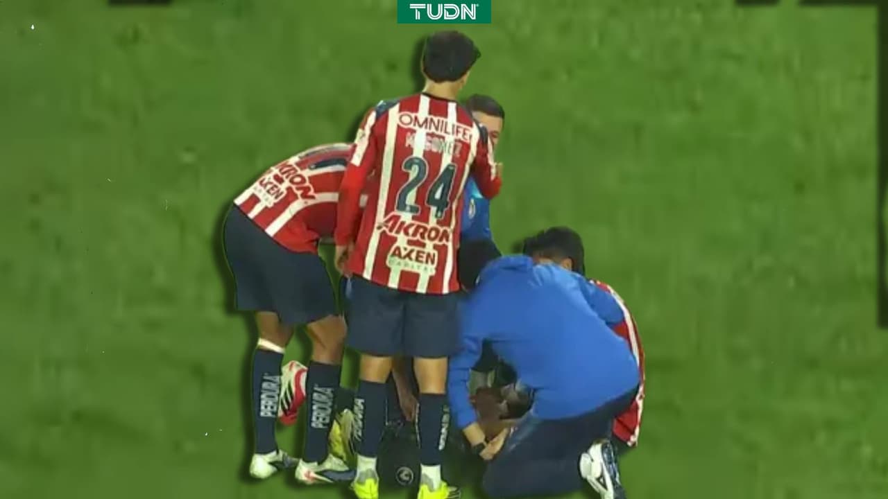 ¡Alerta en Chivas! Omar Govea se lesiona previo al juego vs Pumas