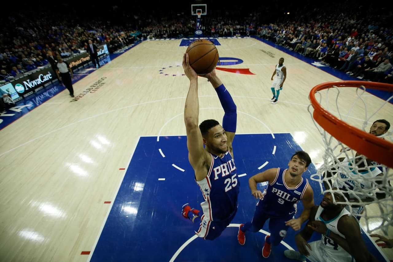 El jugador de los 76ers Joel Embiid fue el mejor del equipo con 25 puntos y 19 rebotes.