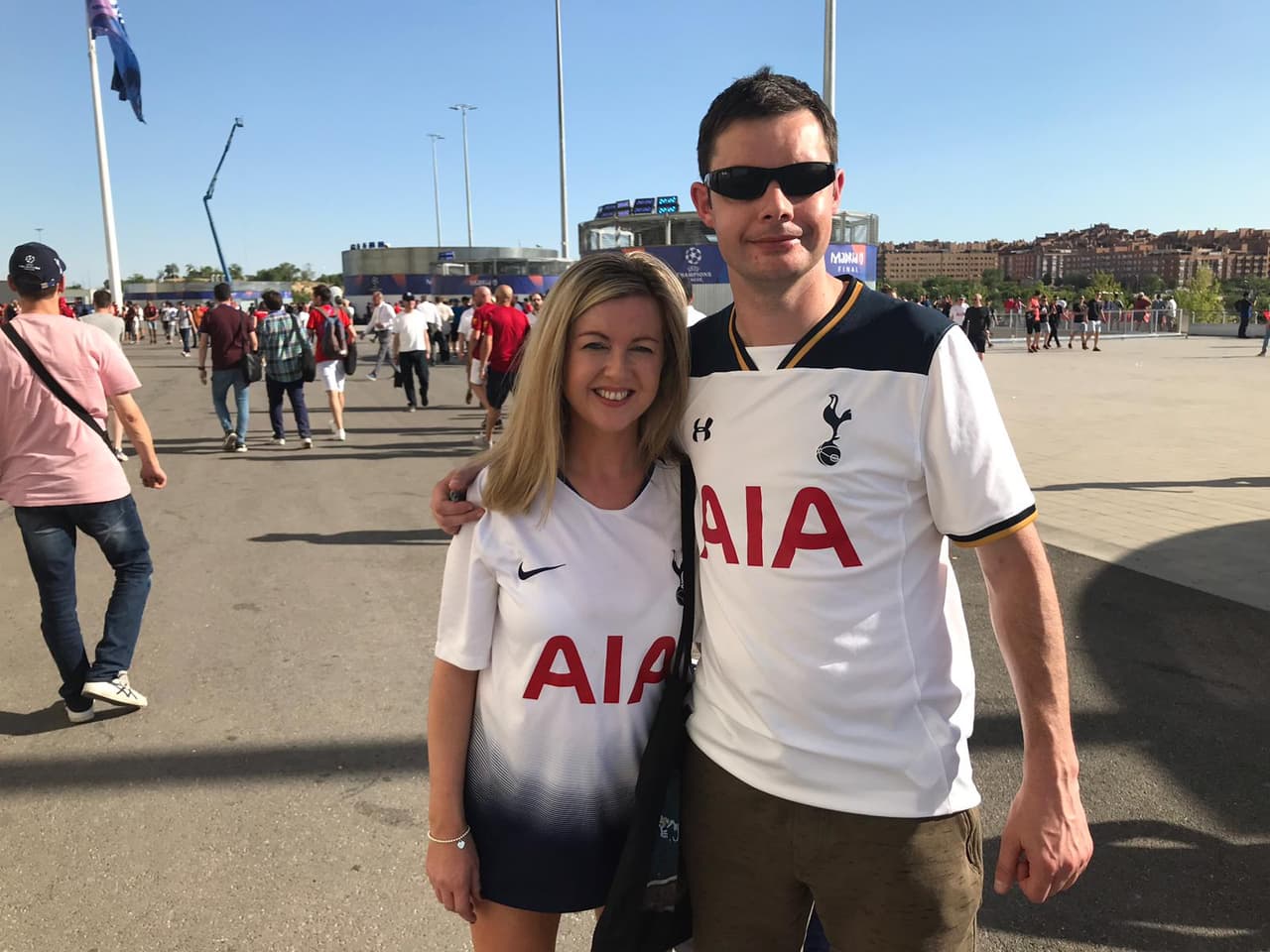 Después de dos series de infarto, los fanáticos del Tottenham llegaron al Metropolitano con el deseo de levantar su primera Champions League pero con menos sufrimiento. Los Spurs se dejaron ver con sus banderas, sus cantos, bufandas y playeras especiales.