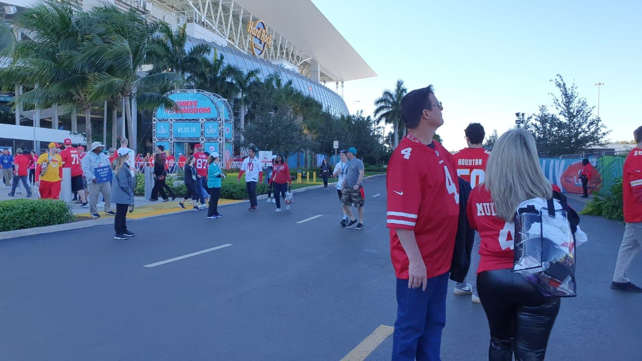 Así se vive el color en el Hard Rock Stadium de Florida previo al partido entre San Francisco 49ers y Kansas City Chiefs.